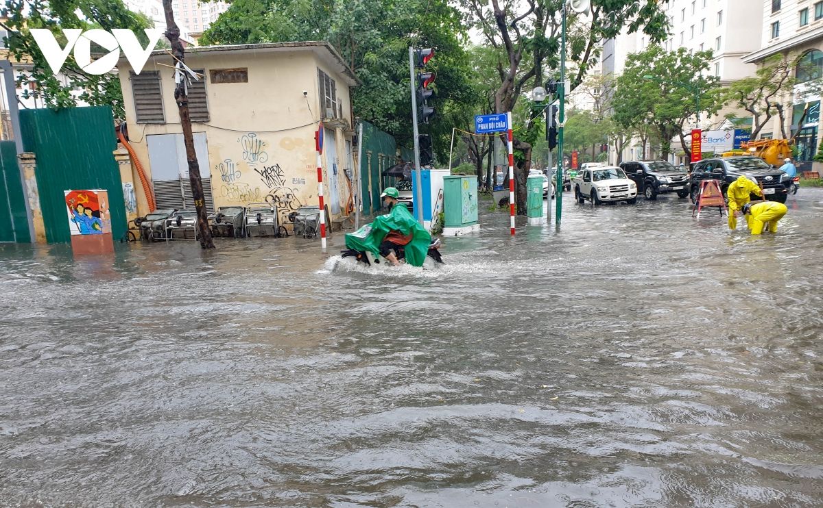 Mưa lớn, nhiều tuyến phố ở Hà Nội ngập sâu trong nước