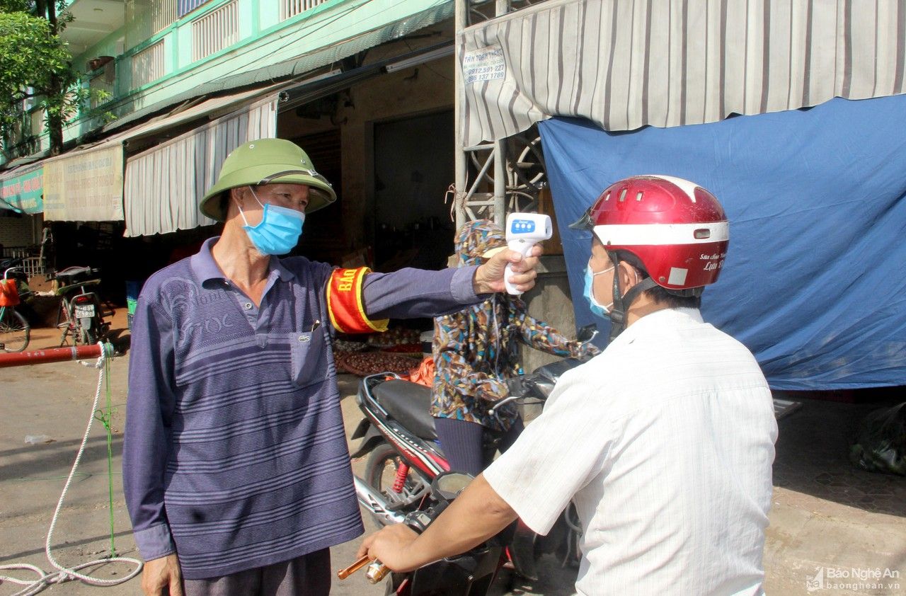 Chợ đầu mối Vinh vắng khách trong ngày mở cửa trở lại