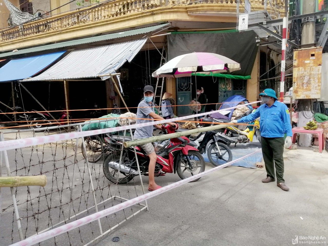 Phong tỏa, xét nghiệm tiểu thương chợ đầu mối hoa quả và đình Tây Chợ Vinh để phòng dịch 