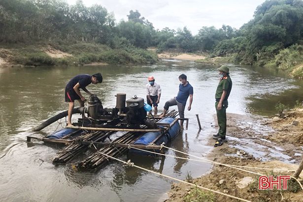 Tiếp tục phá dỡ 2 bến khai thác cát trái phép ở Hương Khê