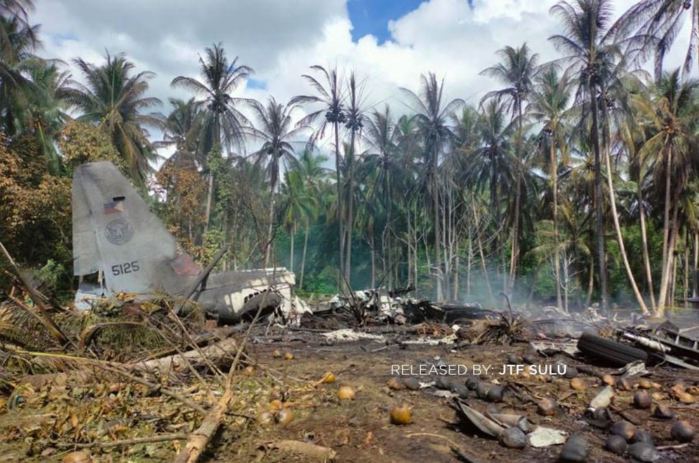 Hiện trường vụ rơi máy bay quân sự Philippines khiến ít nhất 17 người thiệt mạng