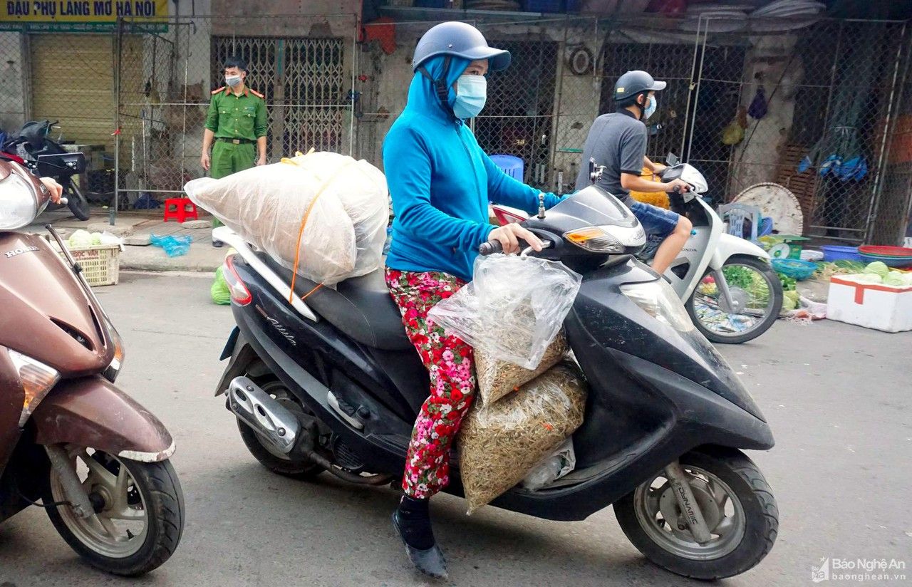 Tiểu thương chợ đầu mối Vinh gấp rút dọn hàng, nghỉ bán