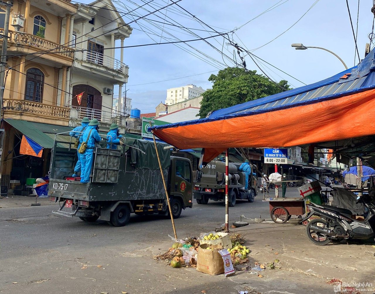 Phun khử khuẩn toàn bộ chợ đầu mối TP. Vinh