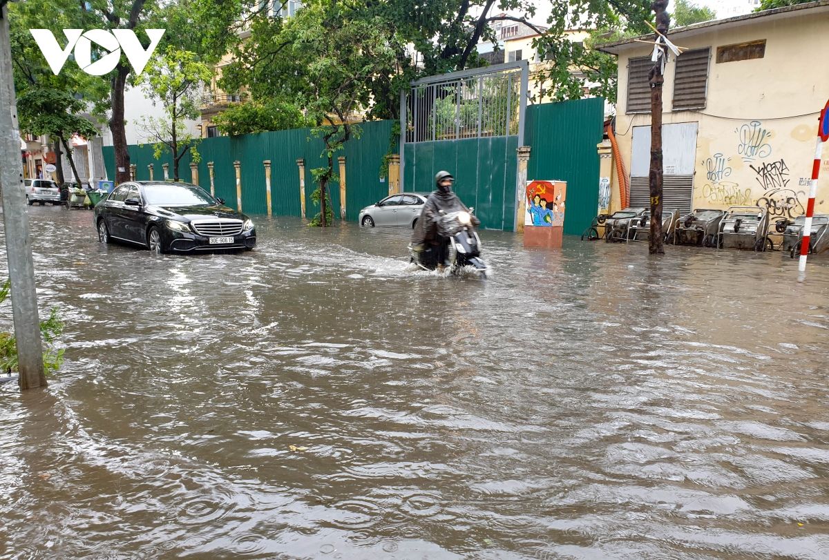 Mưa lớn, nhiều tuyến phố ở Hà Nội ngập sâu trong nước