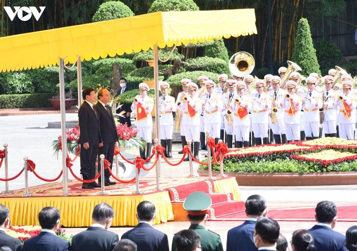 Hình ảnh lễ đón và hội đàm giữa lãnh đạo Việt Nam và Tổng Bí thư, Chủ tịch nước Lào