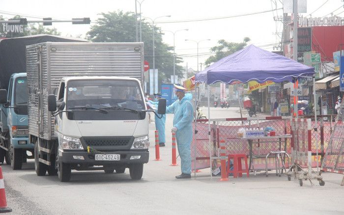 Giãn cách 19 tỉnh, thành phía Nam: Xe chở hàng hóa lưu thông thế nào?