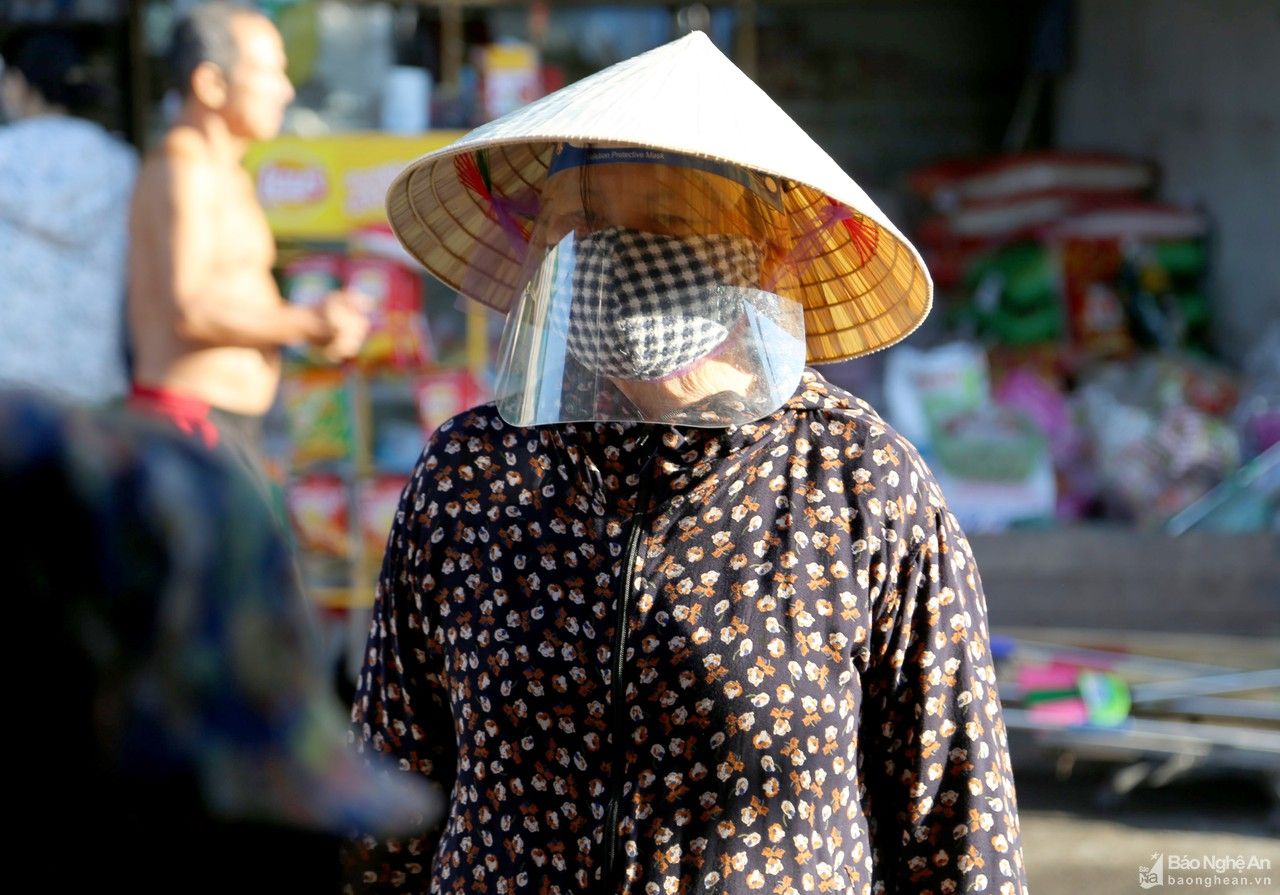 Cận cảnh người dân TP Vinh ngày đầu đi chợ bằng thẻ