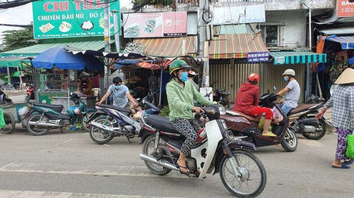 Chùm ảnh: Bất chấp lệnh cấm, chợ tự phát ở TP HCM vẫn nhộn nhịp