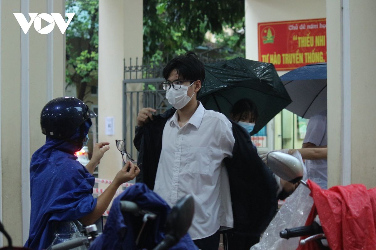 Thí sinh Hà Nội đội mưa đi thi buổi đầu tiên vào lớp 10 THPT
