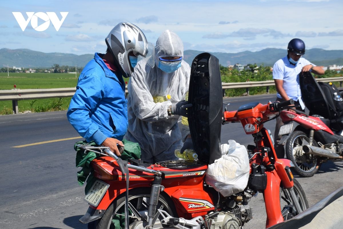 Ấm lòng chặng đường vượt hàng ngàn km bằng xe máy từ vùng dịch về quê