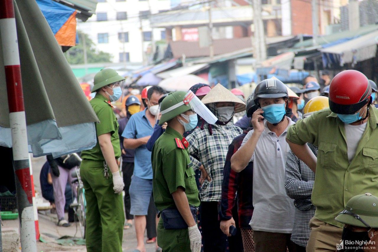 Phong tỏa, lấy mẫu xét nghiệm toàn bộ tiểu thương chợ đầu mối Vinh