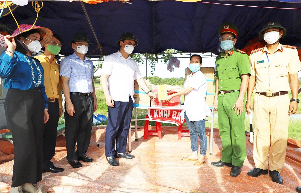 Chủ tịch UBND tỉnh: Huyện Nam Đàn cần truy vết đến cùng, lấy mẫu xét nghiệm kịp thời các F1, F2 