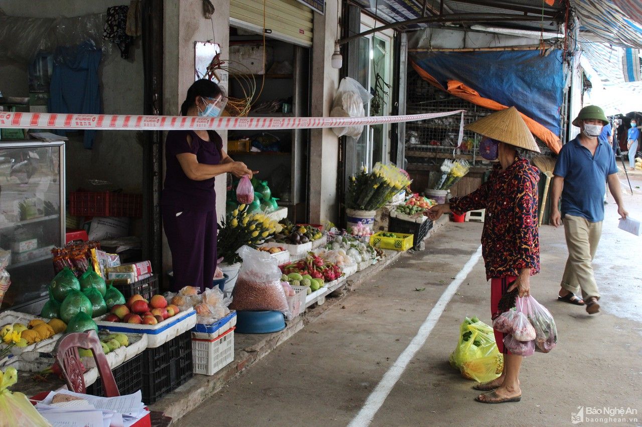 Quỳnh Lưu siết chặt công tác phòng, chống dịch ở các chợ dân sinh
