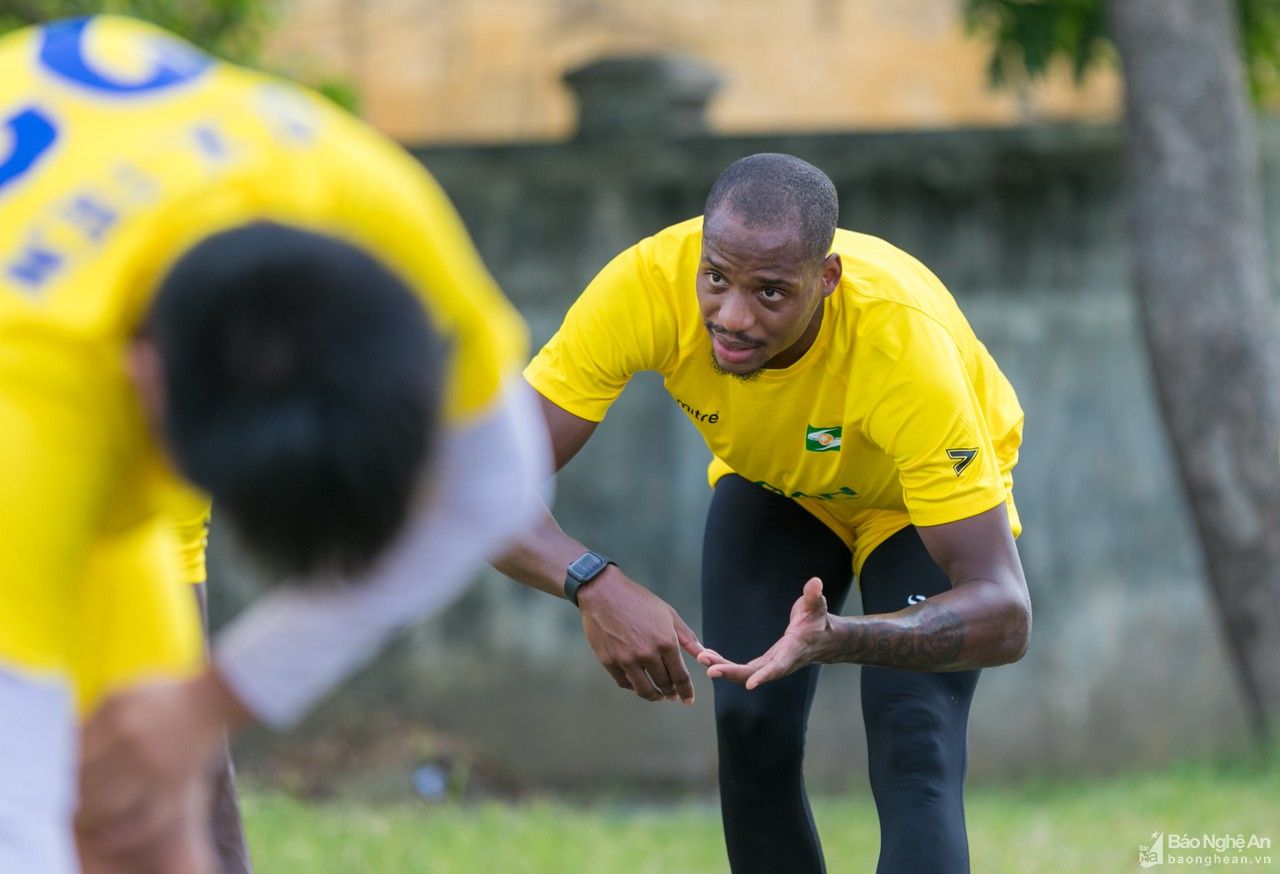Cận cảnh buổi tập đầu tiên của hai ngoại binh thử việc tại SLNA