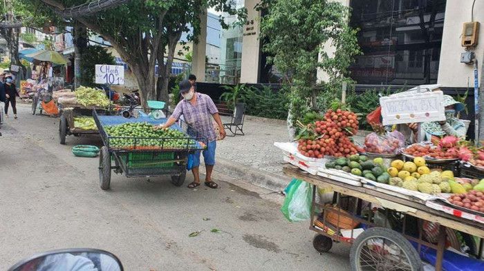 Chùm ảnh: Bất chấp lệnh cấm, chợ tự phát ở TP HCM vẫn nhộn nhịp