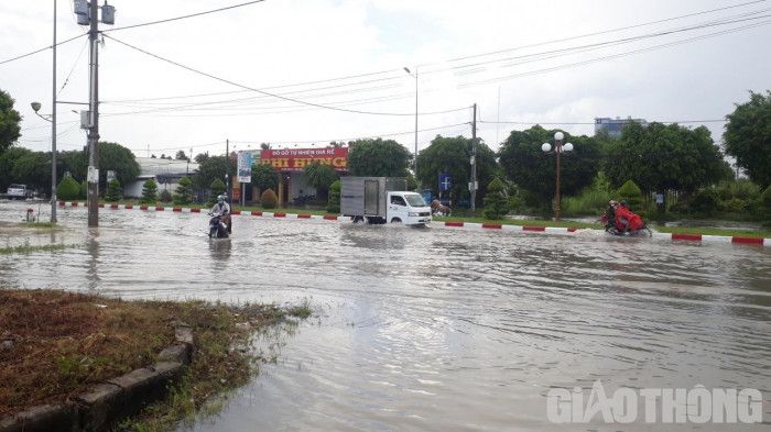 Đường phố ở Bạc Liêu biến thành sông sau trận mưa lớn