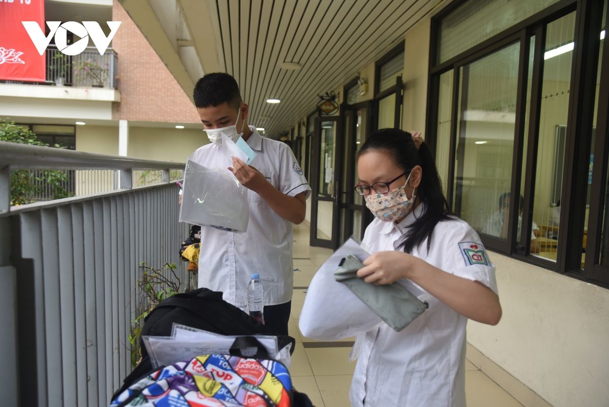 Thí sinh Hà Nội đội mưa đi thi buổi đầu tiên vào lớp 10 THPT