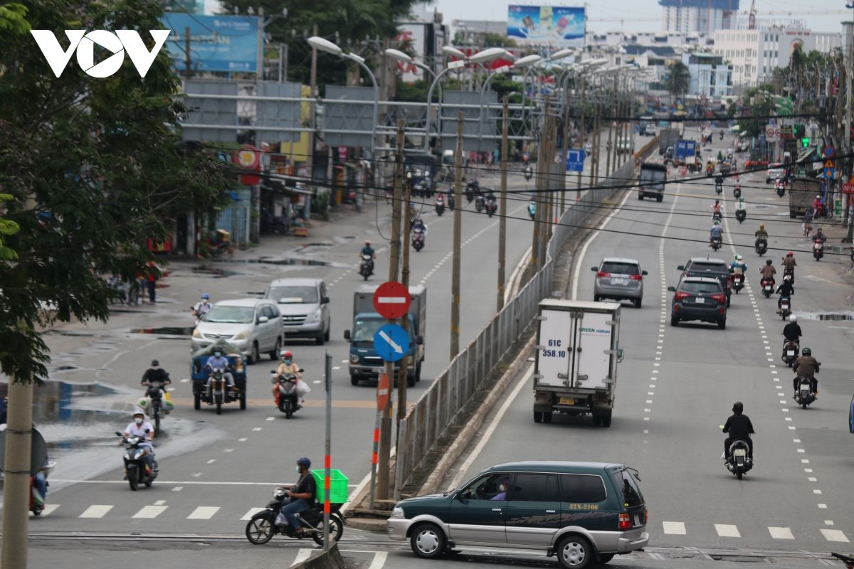 TP.HCM đang giãn cách xã hội nhưng xe cộ qua lại đông đúc