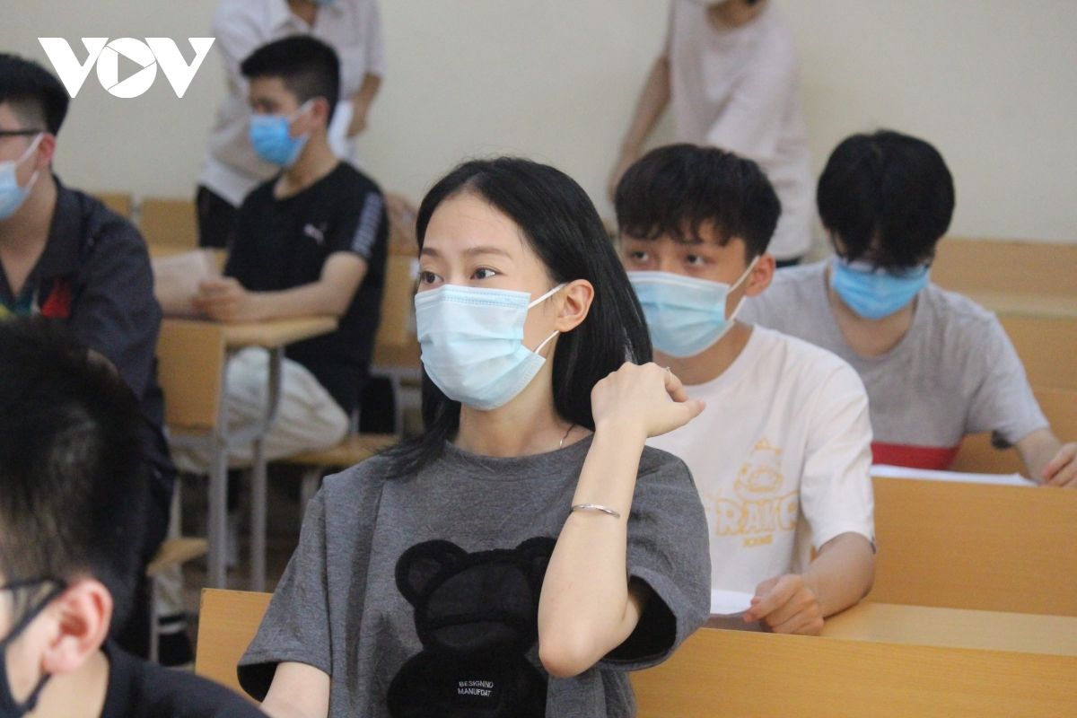 Thí sinh đội nắng, khẩu trang kín mít đi làm thủ tục thi tốt nghiệp THPT