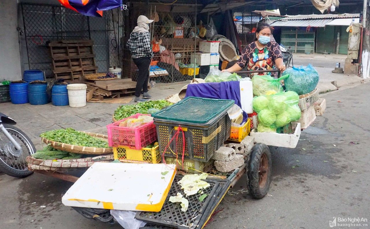 Tiểu thương chợ đầu mối Vinh gấp rút dọn hàng, nghỉ bán