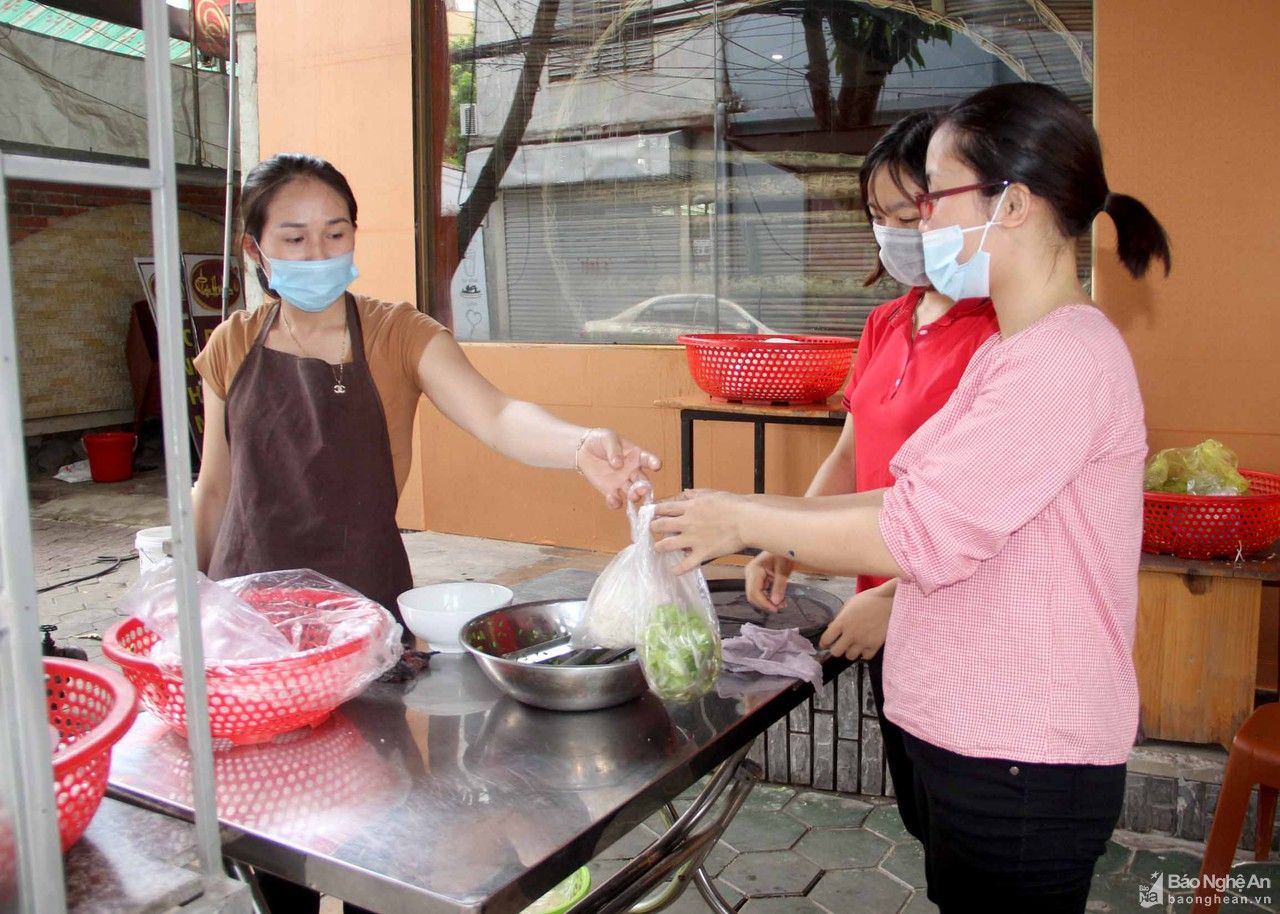 Người dân TP.Vinh thực hiện nghiêm các biện pháp phòng dịch khi có ca dương tính đầu tiên