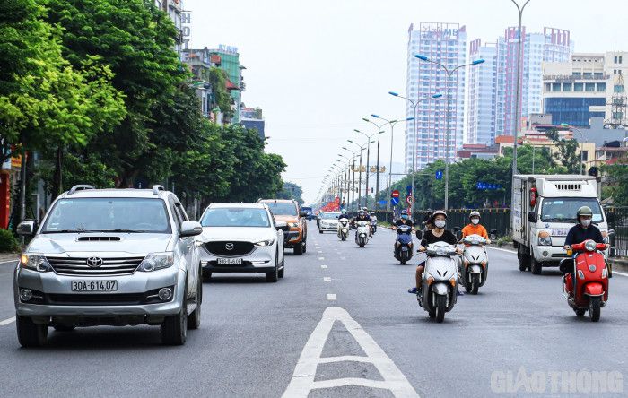 Đường phố Hà Nội đông đúc trong sáng đầu tuần