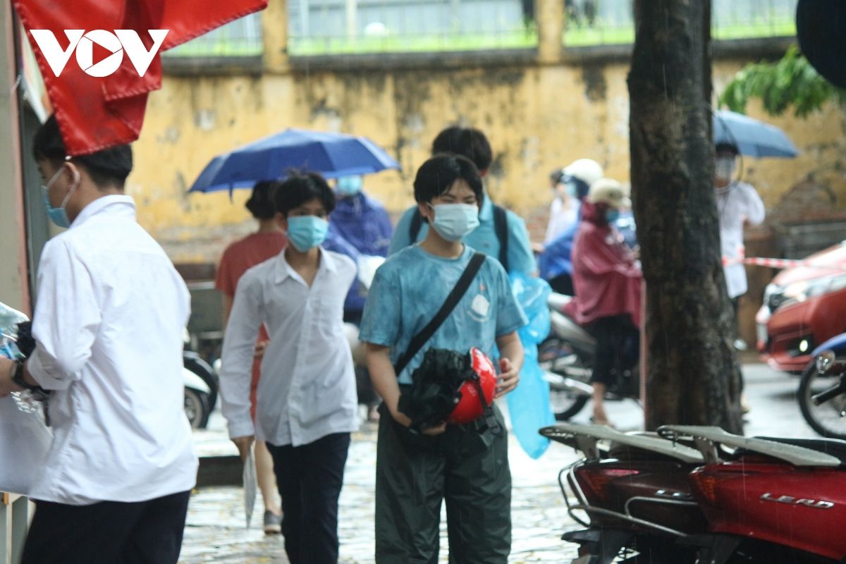 Thí sinh Hà Nội đội mưa đi thi buổi đầu tiên vào lớp 10 THPT
