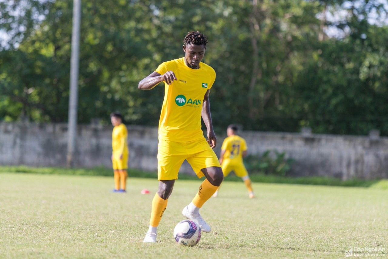 Cận cảnh buổi tập đầu tiên của hai ngoại binh thử việc tại SLNA