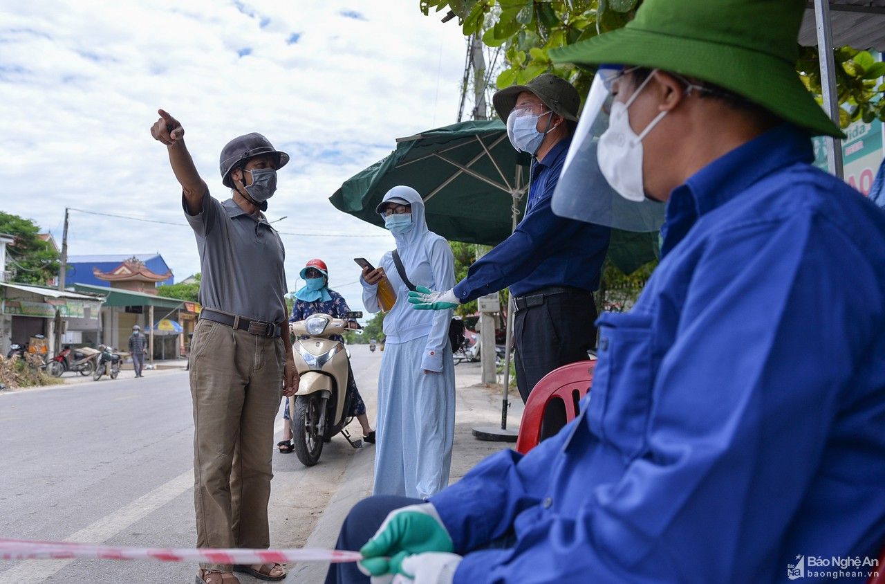 Xúc động hình ảnh giáo viên Nghệ An đứng chốt chống dịch