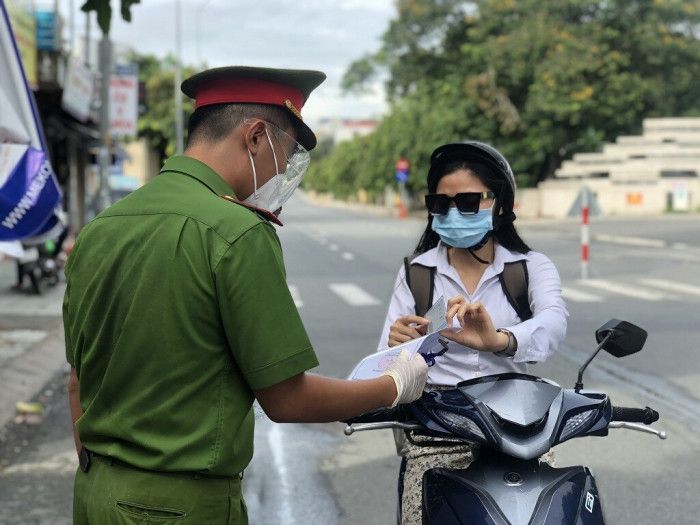 TP.HCM: Ngày đầu thay giấy đi đường mới, nơi cho đi, chỗ bắt quay đầu