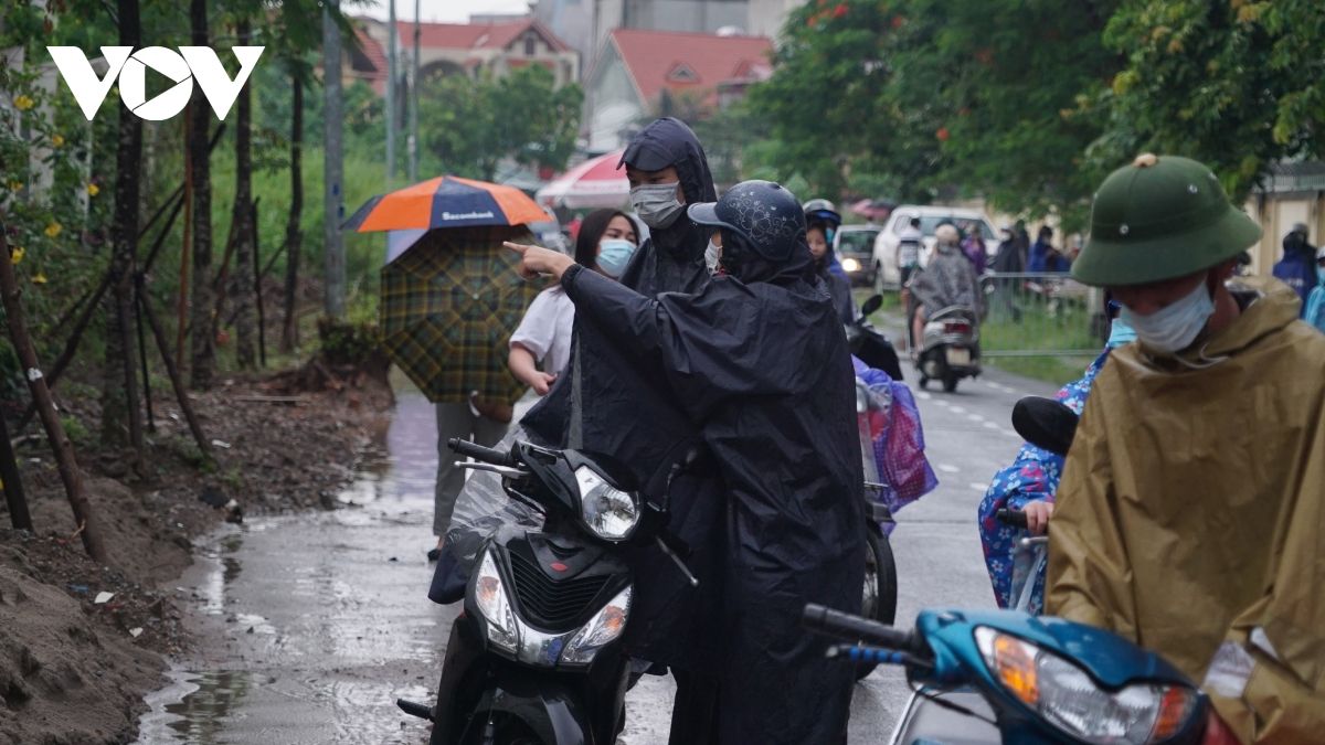 Thí sinh Hà Nội đội mưa đi thi buổi đầu tiên vào lớp 10 THPT