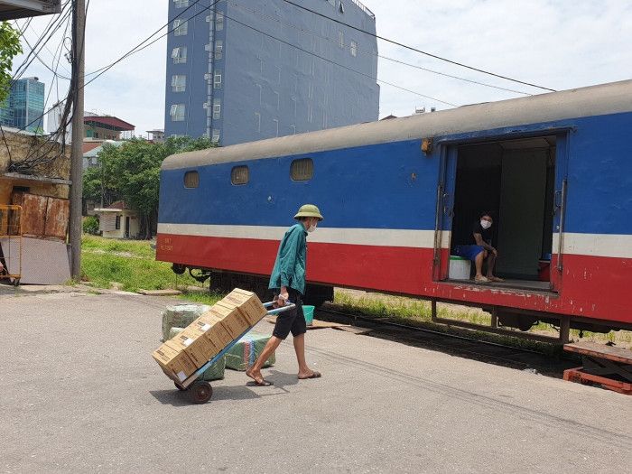 Cận cảnh tàu hàng đìu hiu khi Hà Nội thực hiện giãn cách