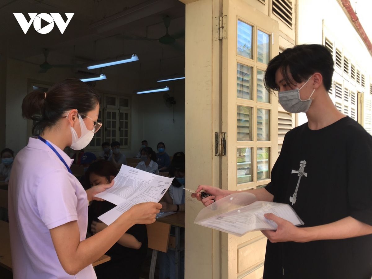 Thí sinh đội nắng, khẩu trang kín mít đi làm thủ tục thi tốt nghiệp THPT