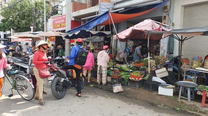 Chùm ảnh: Bất chấp lệnh cấm, chợ tự phát ở TP HCM vẫn nhộn nhịp