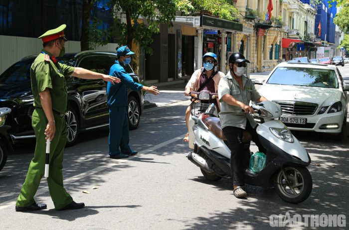 Hà Nội: Người ra đường không lý do tìm mọi cách quay đầu xe... né chốt