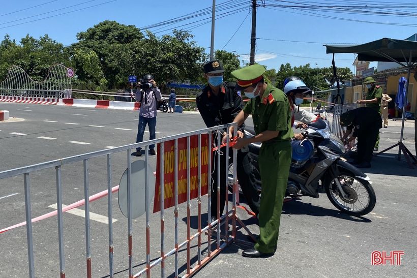 Trực tiếp: Tháo dỡ thiết lập vùng cách ly y tế theo Chỉ thị 16, phương tiện ra vào TP Hà Tĩnh lưu thông trở lại