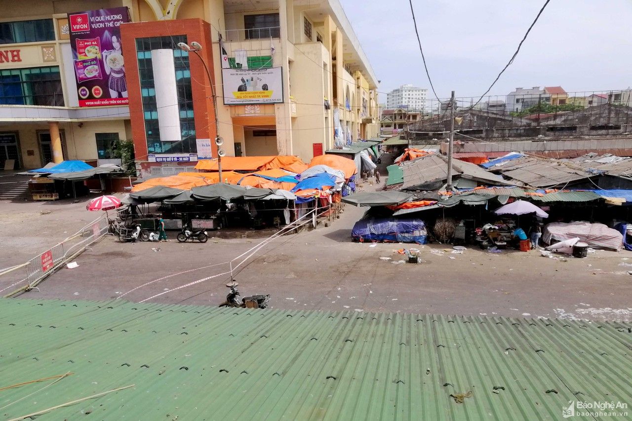 Phong tỏa, xét nghiệm tiểu thương chợ đầu mối hoa quả và đình Tây Chợ Vinh để phòng dịch 