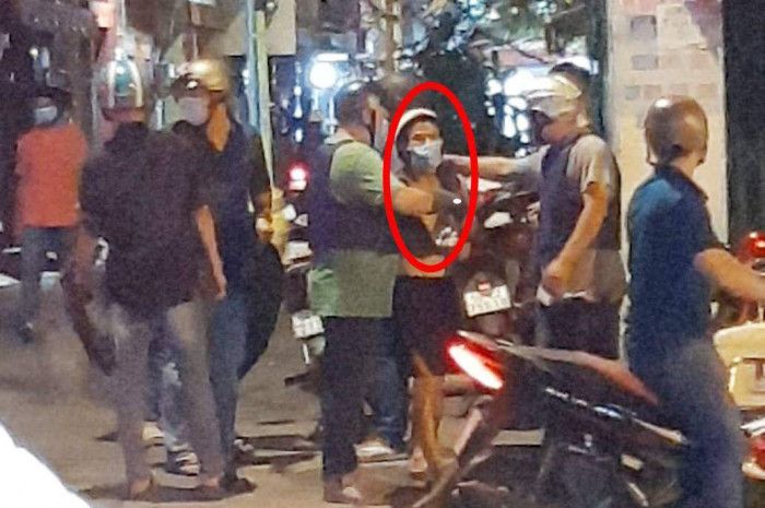 Người đàn ông tạt xăng đốt nhà hàng xóm rồi về nhà cố thủ