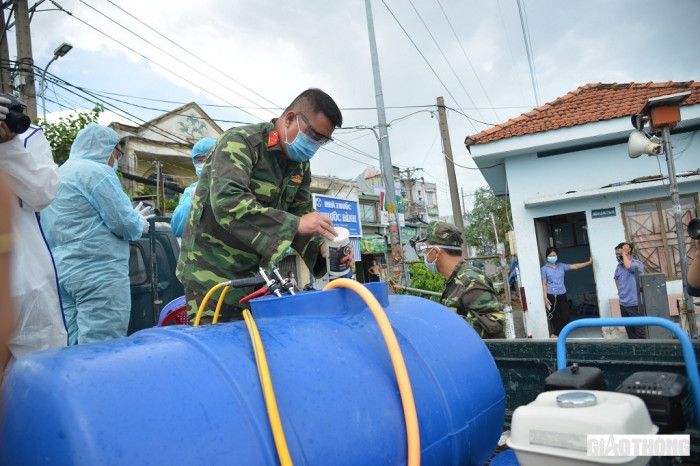 Cận cảnh xe quân đội khử khuẩn trên 4 tuyến đường ở thành phố Thủ Đức