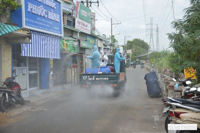 Cận cảnh xe quân đội khử khuẩn trên 4 tuyến đường ở thành phố Thủ Đức