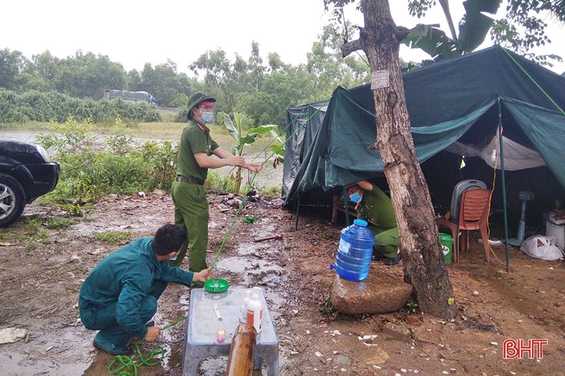 Vất vả trực chốt kiểm soát dịch Covid-19 trong mưa gió ở Hà Tĩnh