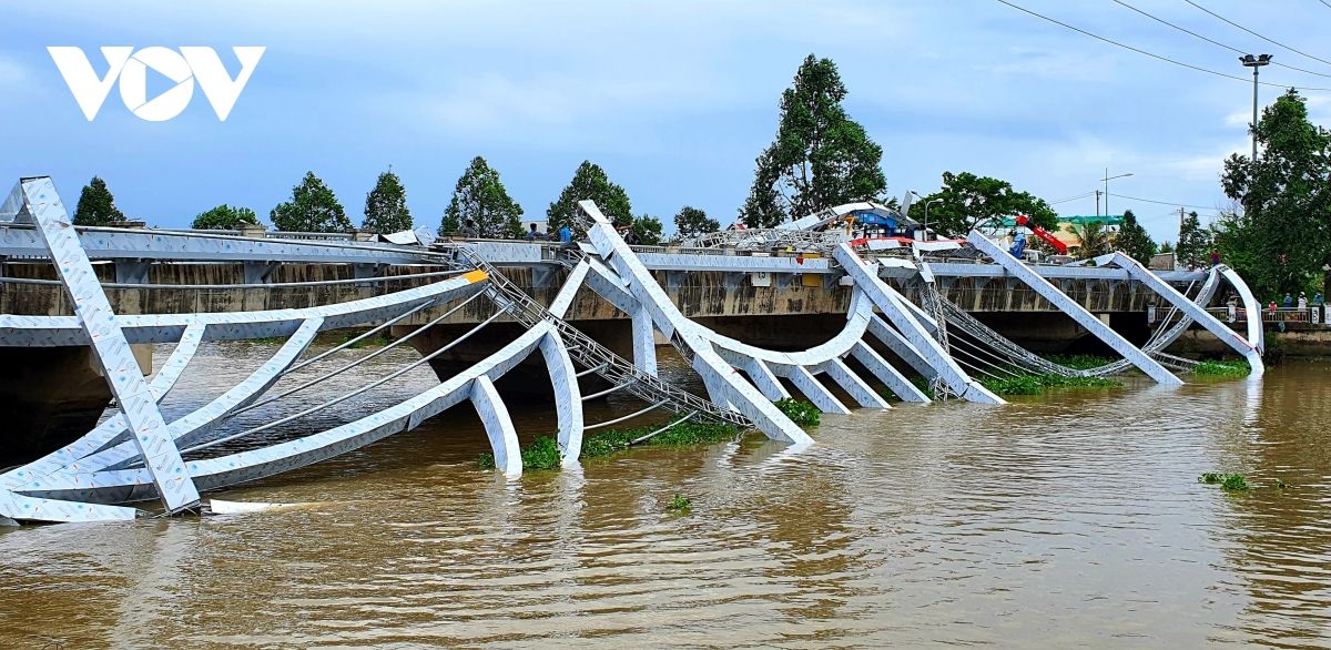 Sập công trình lan can kết hợp đèn trang trí trên cầu Maspero