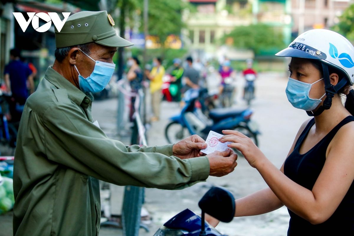 Hà Nội phát phiếu cho người dân luân phiên đi chợ và ra đồng