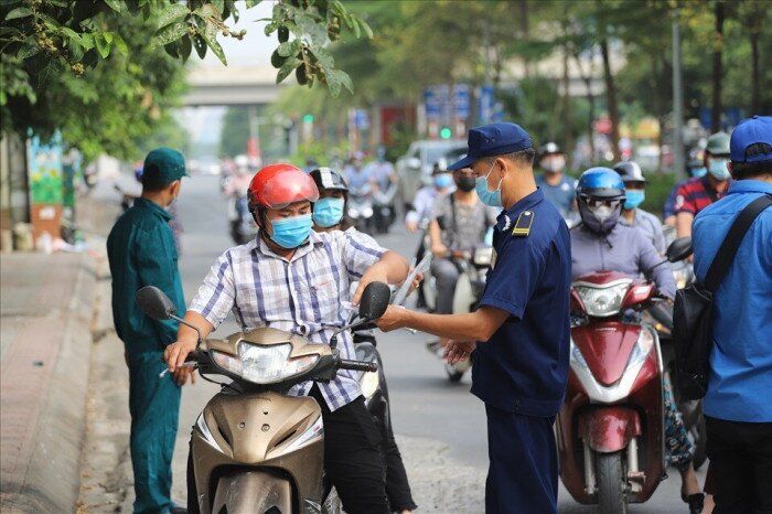 Hà Nội: Xuất trình giấy đi đường kèm lịch trực, văn bản phân công nhiệm vụ