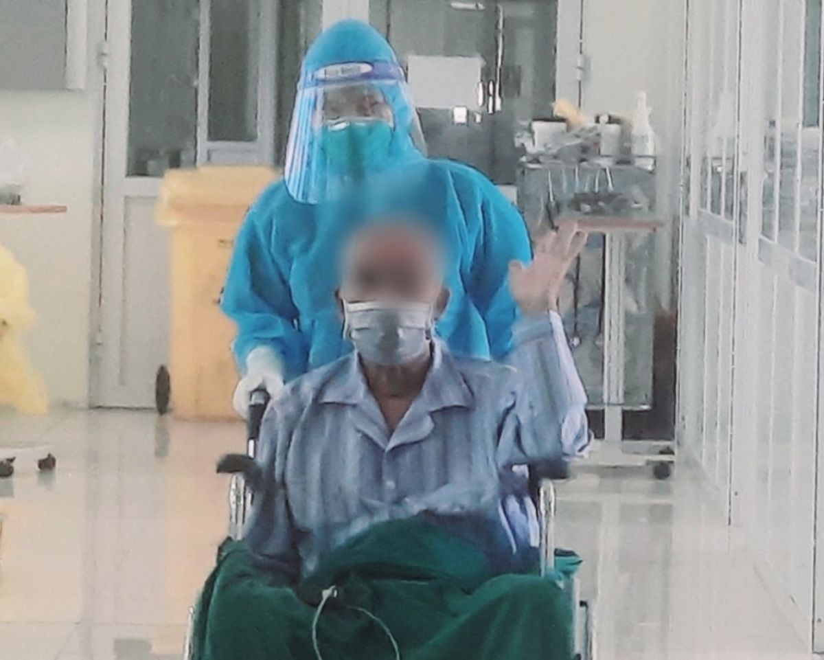 Cứu sống bệnh nhân COVID-19 nặng có tiền sử tai biến, nghiện rượu