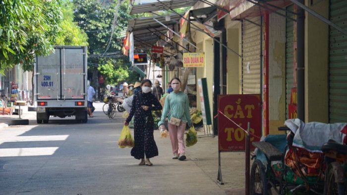 Người dân TP Vinh loay hoay trong ngày đầu dùng phiếu đi chợ vì...khan hàng