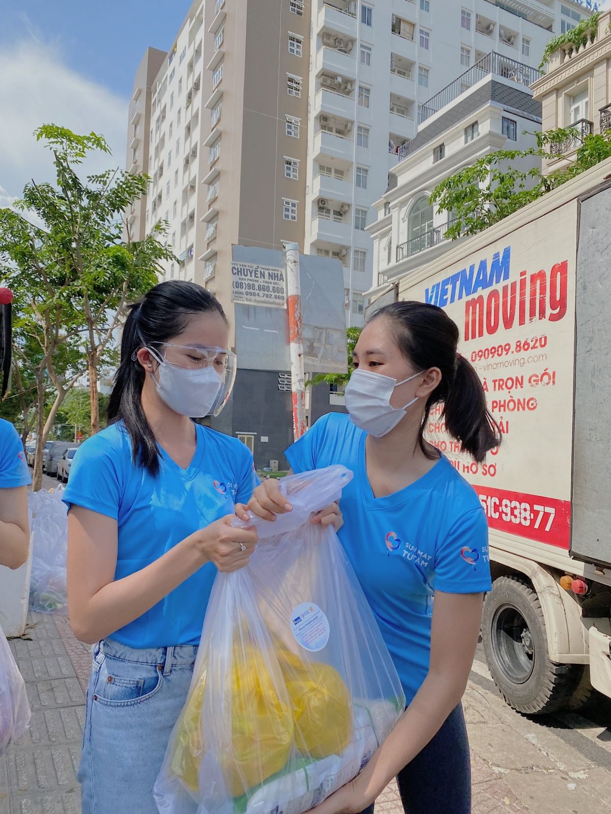 Tiểu Vy, Phương Anh và “bà trùm Hoa hậu” chi viện lương thực cho lao động nghèo