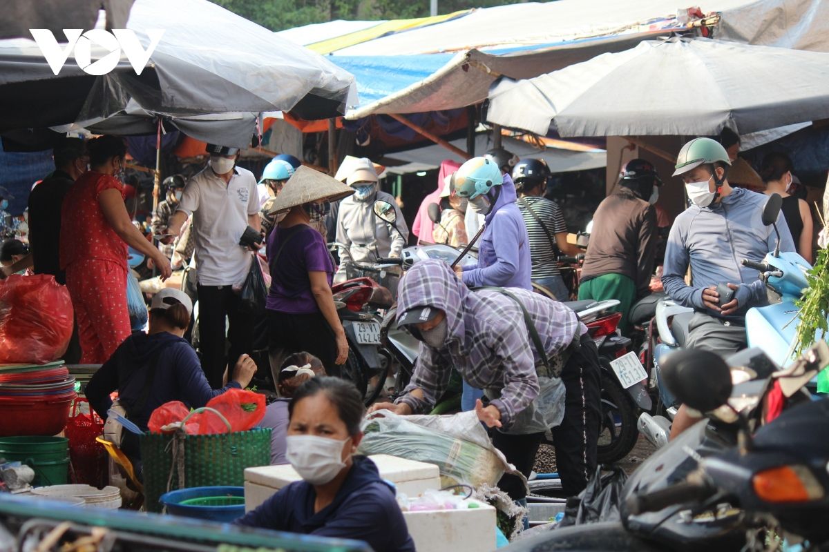 Sáng đầu tiên giãn cách, chợ dân sinh Hà Nội vẫn đông người dù hàng hóa không thiếu