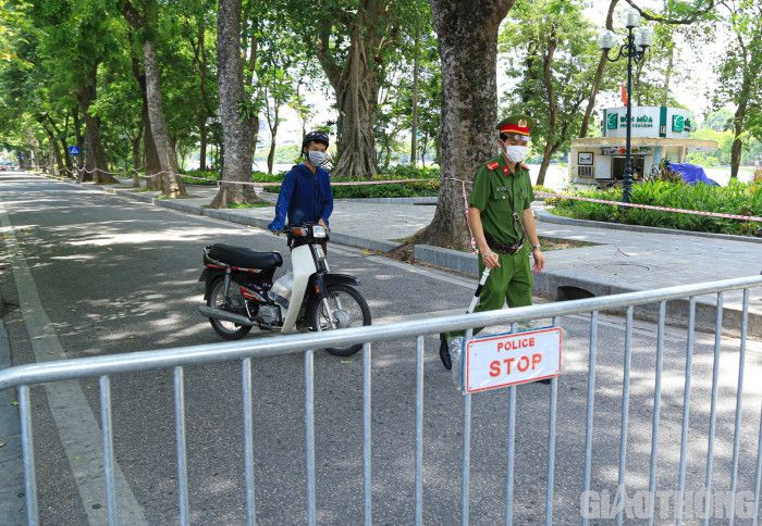 Hà Nội: Người ra đường không lý do tìm mọi cách quay đầu xe... né chốt