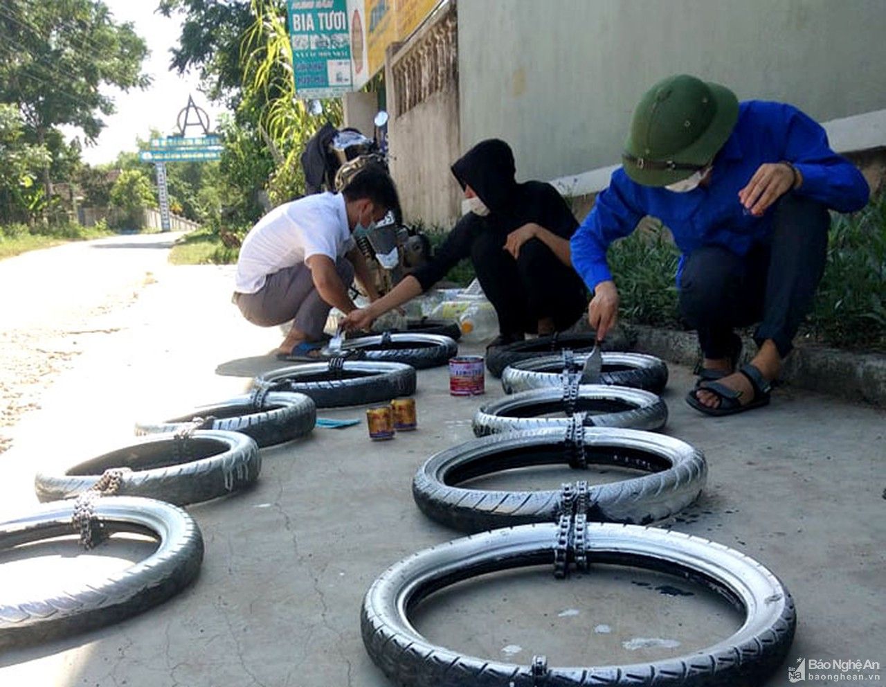 Dùng lốp, xích xe máy cũ làm phao cứu sinh trên sông Đào ở Yên Thành